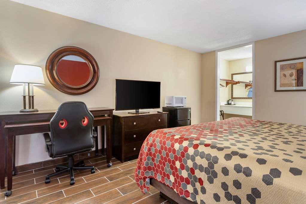 Clarion Inn Brunswick Room photo