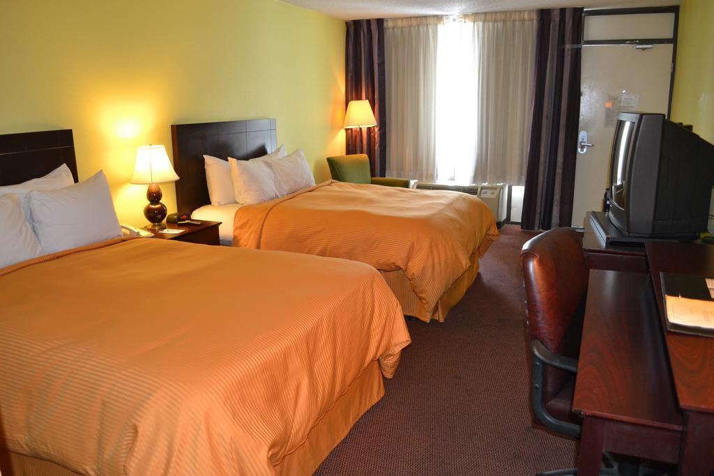 Clarion Inn Brunswick Room photo