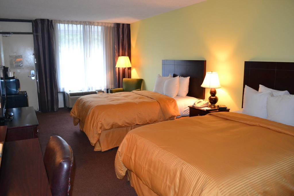 Clarion Inn Brunswick Room photo