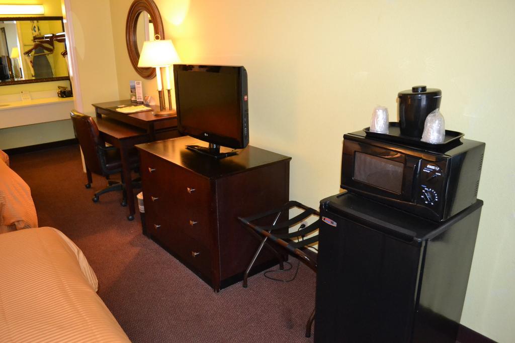 Clarion Inn Brunswick Room photo