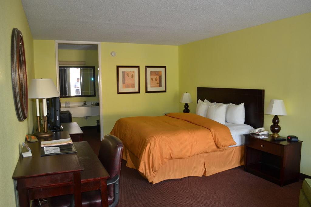 Clarion Inn Brunswick Room photo