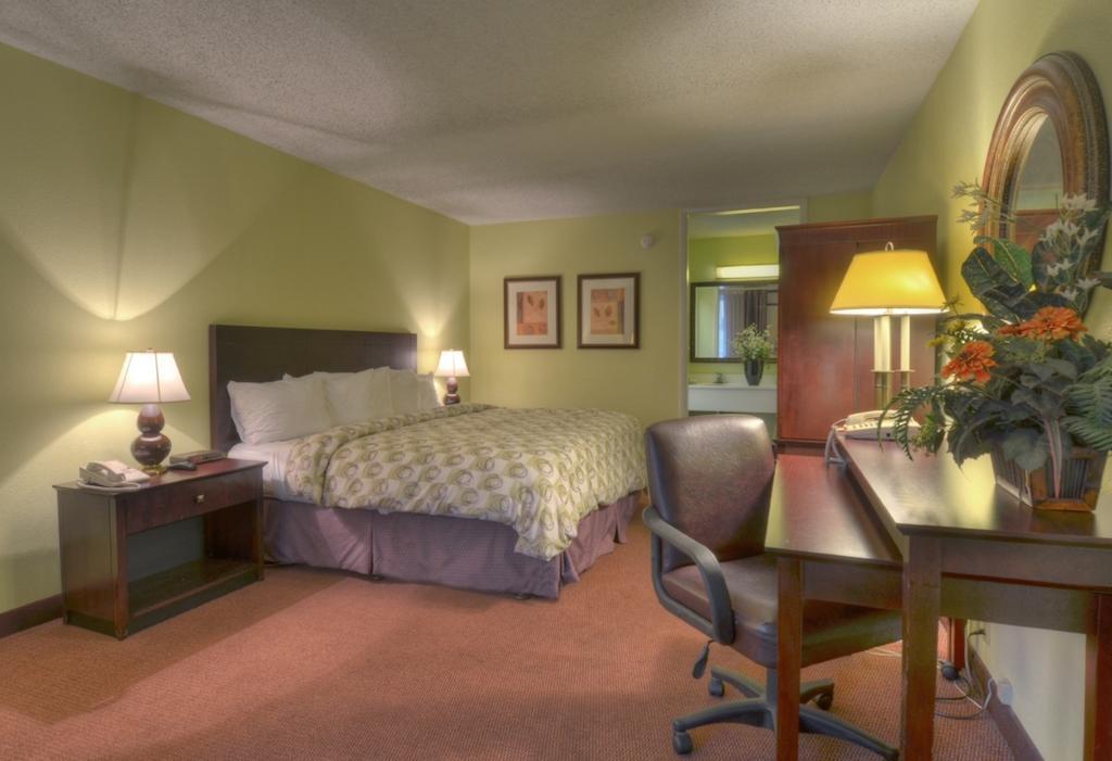Clarion Inn Brunswick Room photo
